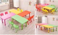 Phim hoạt hình phòng đa chức năng trẻ em của bé bàn ghế bốn người đồ chơi bằng nhựa đồ nội thất lớp học lift bảng bàn học cho bé bằng gỗ
