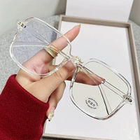 Прозрачная коробка содержит зеркальную зеркальную ткань