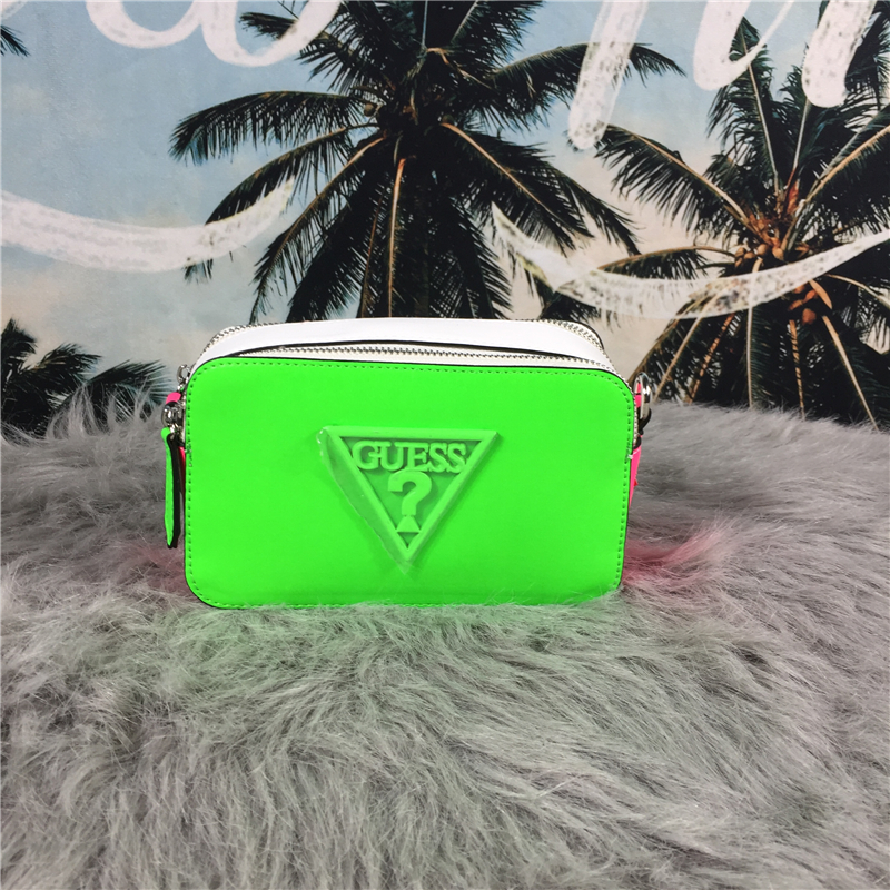 Fluorescent GreenGUESS new pattern camera Female bag Solid color Inverted triangle pattern leisure time Metal chain One shoulder Oblique span Small square bag