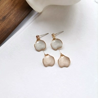 Пара цвета хаки + белые серьги.