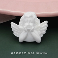 Светлые белые руки держат щек-белый 1