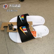 NIKE Nike nam BENASSI giải trí bãi biển đầy màu sắc chữ thể thao dép chống trượt nam CJ4608-071 - Dép thể thao