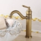 Chậu rửa chậu phong cách Châu Âu retro cổ toàn bộ vòi nước nóng lạnh phòng tắm bằng đồng cao cấp lỗ đơn phía trên vòi chậu rửa mặt vòi rửa chén âm tường
