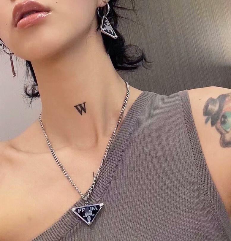 Blacknew pattern P family Inverted triangle letter logo necktie Necklace tassels edge Symbole Pendant Advanced sense necklace