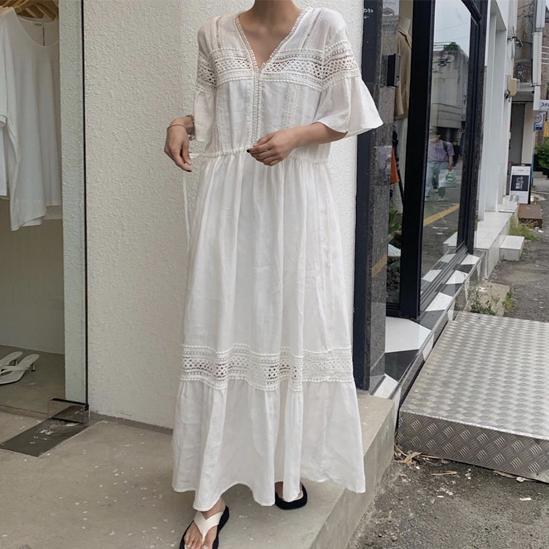 Whitethe republic of korea chic French grace V-neck heavy industry Cut out with lace Splicing Drawstring Frenulum Close your waist pagoda sleeve Dress