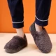 Черный сплошной цветовой во рту и ватные туфли