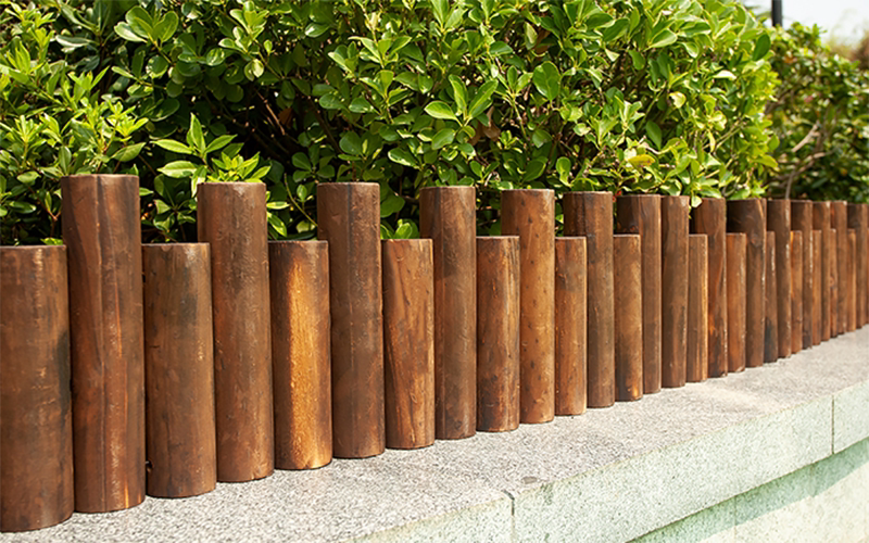 一番修饰,可以选择这种户外使用的防腐木桩围栏,经过炭化的防腐木桩