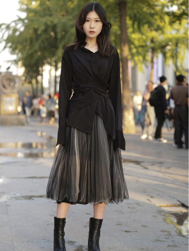 黑色纱裙在夏天怎么搭配什么最好看?