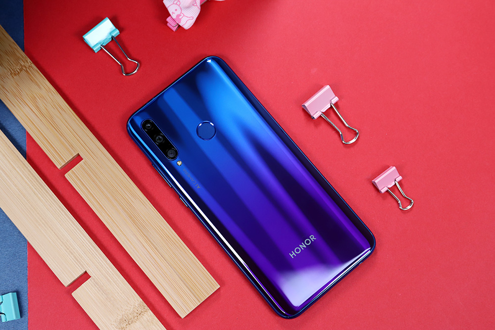 荣耀20i图赏:前置3200万像素!