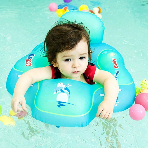 Самостоятельный ребенок, лежащий на круге плавания, чтобы предотвратить развернутый круг кольца шеи.