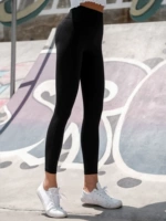 Черное маленькое персиковое сердце голая ткань