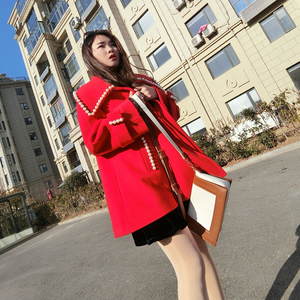 Mật ong lớn nhà mùa đông mới Trung Quốc màu đỏ búp bê cổ áo làm bằng tay ngọc trai lỏng áo mới năm màu đỏ ngắn áo len