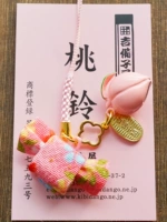 Розовые персиковые цветы с розовым луком значительно увеличиваются