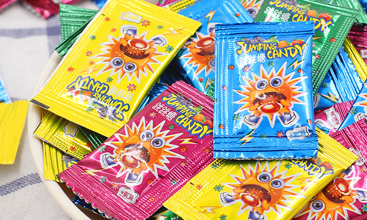 看到这个五颜六色的包装是不是很熟悉呢~有多种口味搭配,酸爽到爆炸