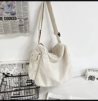 Белый карман на пуговицах