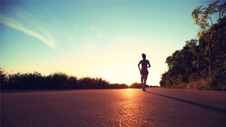 跑前一杯水,早晨跑步之前一般不宜吃早餐,因为饭后运动对消化和肠胃不