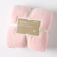 Розовое банное полотенце