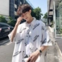 Hua Tsai mặc áo sơ mi hè 2019 Hồng Kông INS nam phiên bản Hàn Quốc rộng kích thước in họa tiết tay áo ngắn tay năm điểm - Áo áo kẻ caro nam