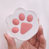 Белая кошка лапа