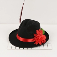 Три куски больших красных цветочных шляп