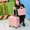 Товары от 倛倛箱包