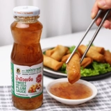 Маленькая бутылка тайский сладкий и кислый черный сливовый соус горячий горшок соус -погружение -на ароматизированном соусе из рисового масла рисового масла.