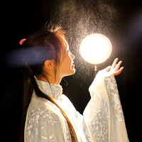 Бога девушка зажигает Дуйин Видео Стрельба Светлый свет ставки на подход Специальный эффект фото кумулятивная световая фотография свет