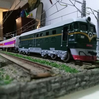 Модель модели домашнего поезда HO соотношение 1:87 Dongfeng DF4B Внутреннее сгорание локомотивное сплаво