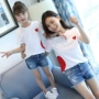Cha mẹ và con mẹ và con gái mùa hè 2018 làn sóng mới đầy đủ nhà ăn mặc cô gái ngắn- tay t- shirt quần short denim phù hợp với một gia đình ba shop trẻ em