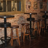 Retro Pure Solid Wood Bar Bar Bar Stool -это старый бар с высоким табуреткой, стол, стул, стул с высоким содержанием в промышленном стиле