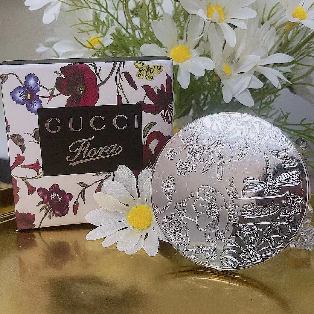 هدية العداد المحلية GUCCI Guchi الفضية المنحوتة مرآة مكياج دائرية على الوجهين صغيرة ومريحة