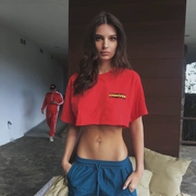 Ins siêu lửa không thường xuyên hem tiếp xúc với rốn áo sơ mi ngắn tay cổ tròn chữ T-Shirt in nhỏ màu đỏ đơn giản của phụ nữ quần áo