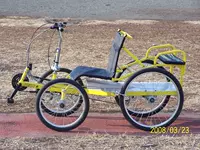 Безопасный велосипед для спортзала на четырех колесах