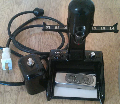 Уронить!ПересечениеВ 1938 году Minox Riga Micro -Camera оснащена черно -белыми машинами размещения, собирая сокровища!