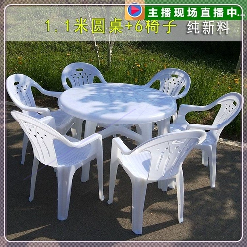 Открытые пластиковые киоски, пивные столы на ночном рынке и сочетание стула Взрослые с подлокотниками, пляж