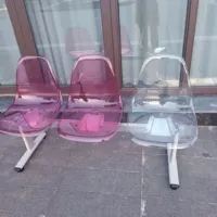 Три -частный прозрачный пластиковый стул
