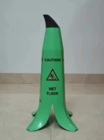 Зеленый банановый конус (весь английский) тщательно проскользнул