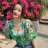 Дизайнерская весенняя короткая зеленая рубашка, тренд сезона, коллекция 2021, V-образный вырез, по фигуре, рукава фонарики