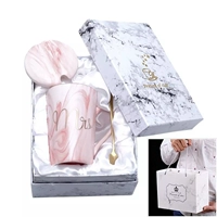 Красная подарочная коробка