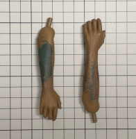 D. естественно меньше татуировки