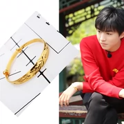Ngôi sao sắc đẹp TFBOYS Wang Junkai với những chiếc vòng đeo tay bằng vàng bốn lá cát vàng đeo vòng tay nữ mạ vàng lâu không phai
