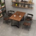 bàn chân sắt mặt gỗ Tùy chỉnh 
            phong cách retro quán rượu công nghiệp thanh cà phê nướng chủ đề nhà hàng phương tây bàn ăn gỗ rắn và ghế kết hợp bàn ghế gốc cây Bàn / Bàn