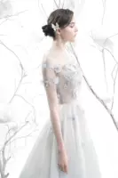 В настоящем магазине есть новые дизайнеры, новый дизайнер туманного рукава с тремя размерными цветочными свадебными художественными испытаниями исполненных вокальных платьев