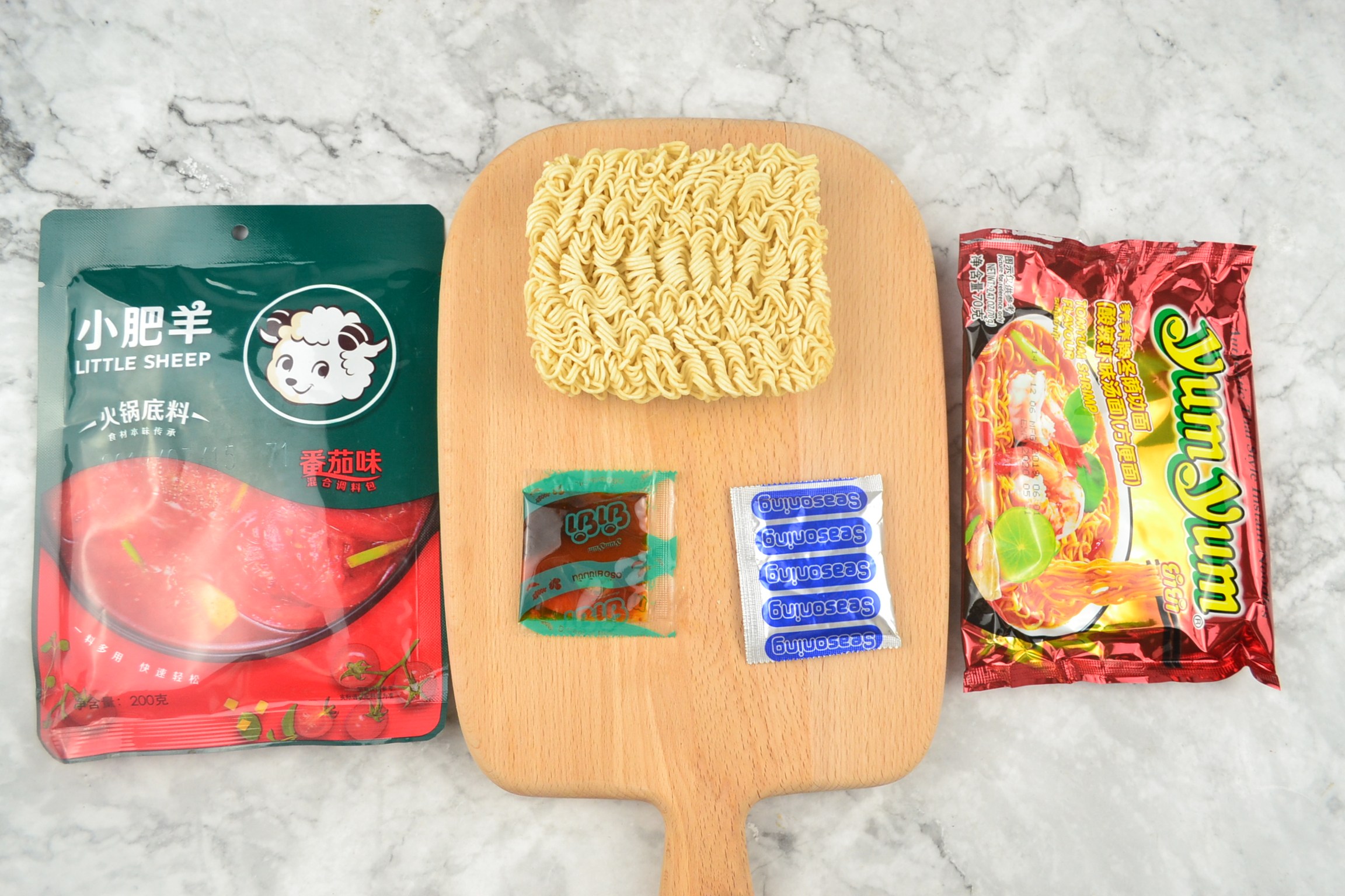 首先是这个小肥羊番茄底料和养养的方便面.