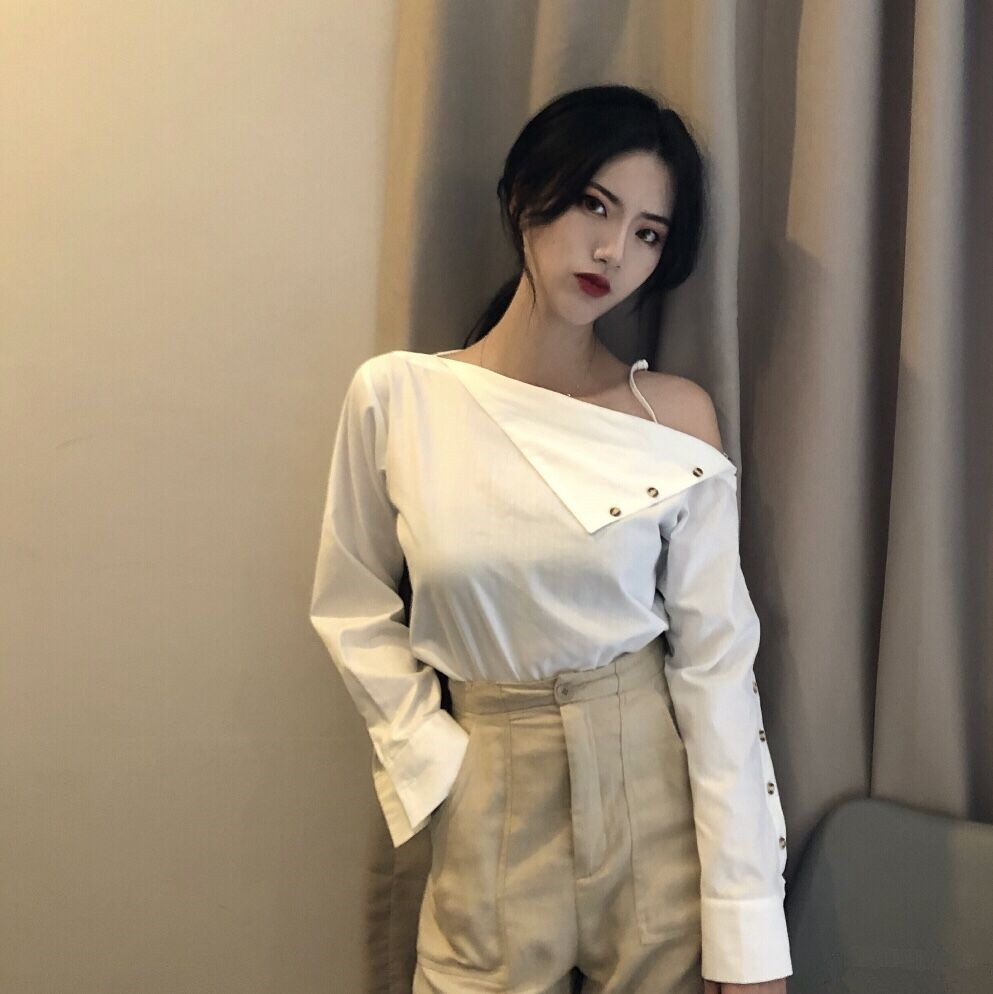 9261# 实拍 斜露肩设计感长袖露锁骨衬衣女