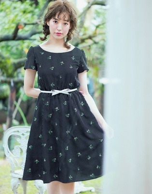 Qianjin Gui P 18 mùa hè hè một làn gió hoa thêu sọc eo đầm với vành đai giá váy maxi váy đầm