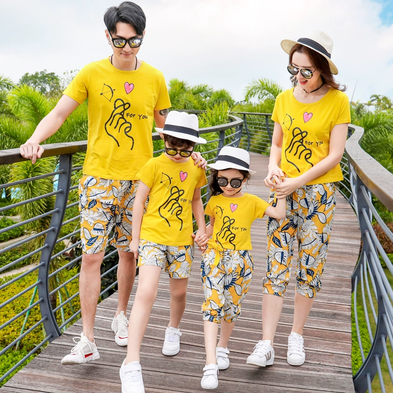 Mùa hè 2020 cha mẹ và con gia đình bốn bãi biển du lịch giải trí cotton vàng Áo thun mẹ và con gái cắt quần set - Trang phục dành cho cha mẹ và con