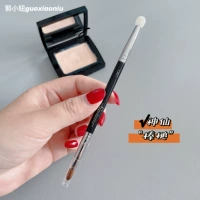 Двусторонняя поролоновая кисть для консилера