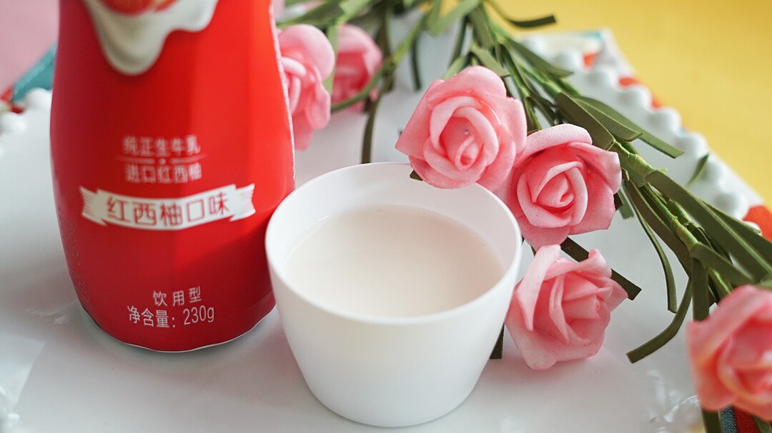 从倒出酸奶的顺滑度可以看出质地是稀薄型的,倒出不会挂壁.