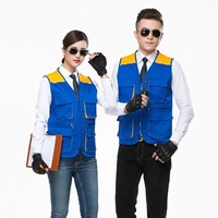 Красочный цвет, соответствующий желтым плечам, синяя одежда